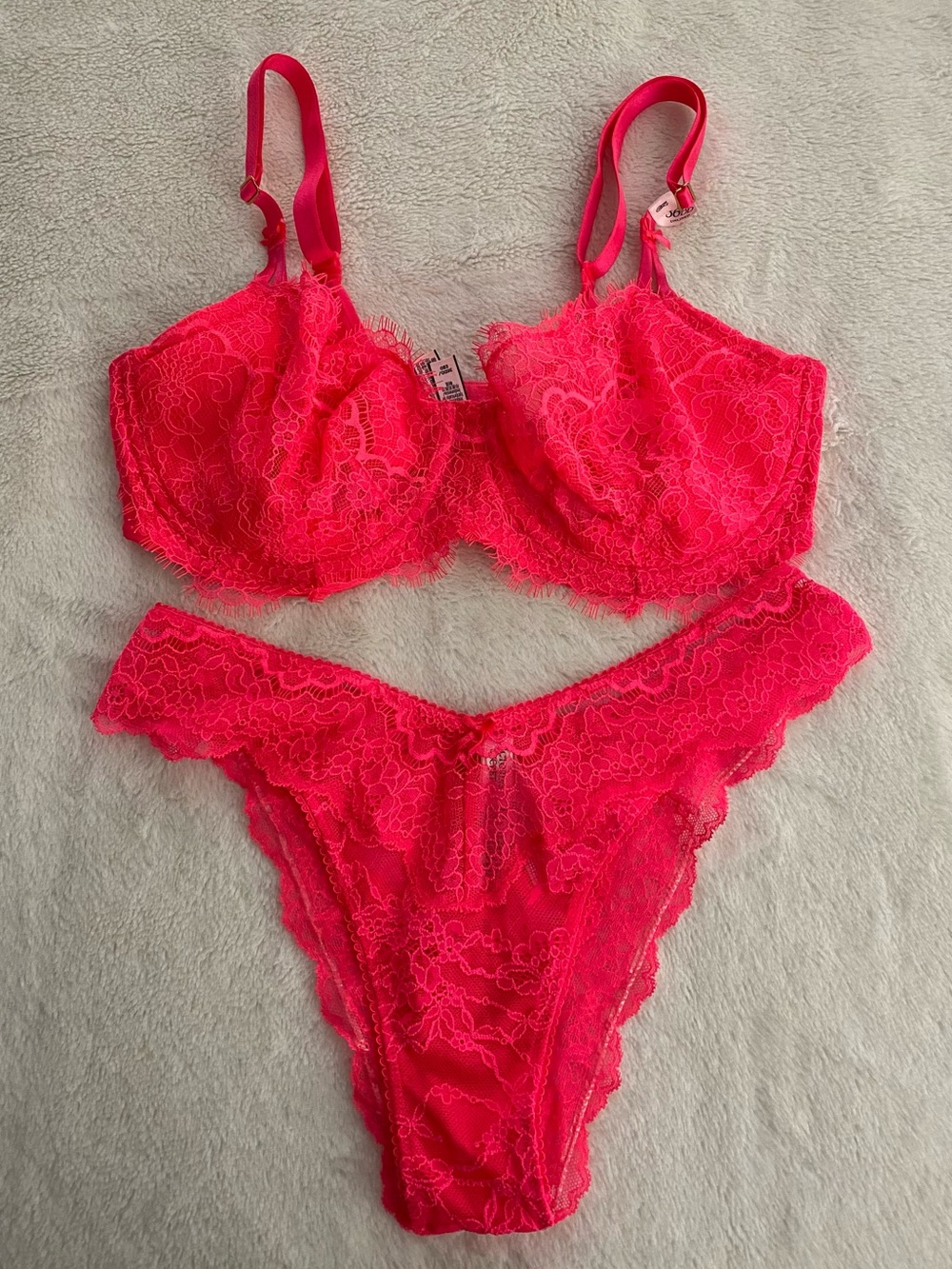 NWT Victoria's Secret Dream Angels neon pink unlined uplift lace bra. Size 36DD